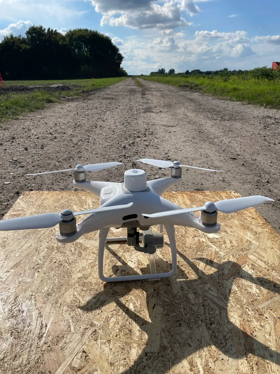 Vermessungsdrohne am Feldweg
