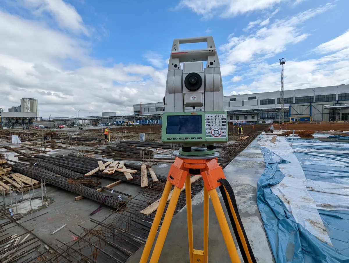 Totalstation auf der Großbaustelle
