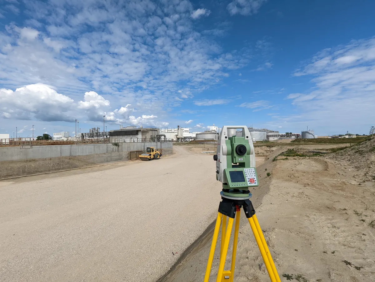 Totalstation auf dem Industriegelände