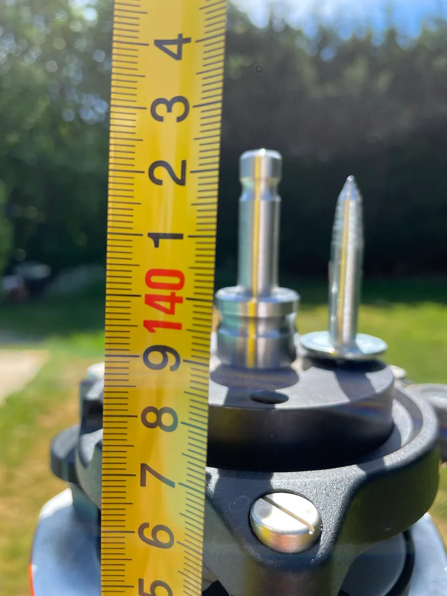 Stativkopf-Detail mit Messlatte