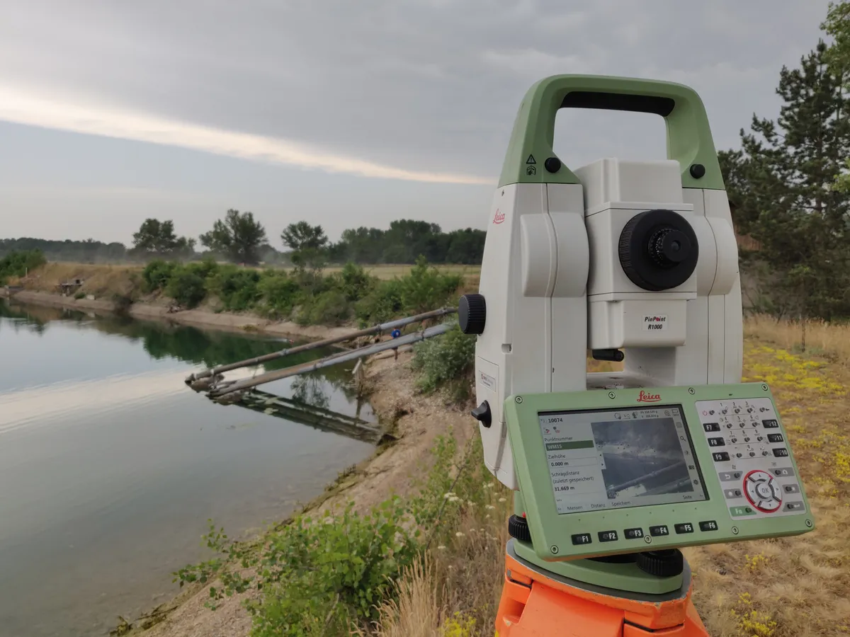 Totalstation-Nahaufnahme an der Schottergrube