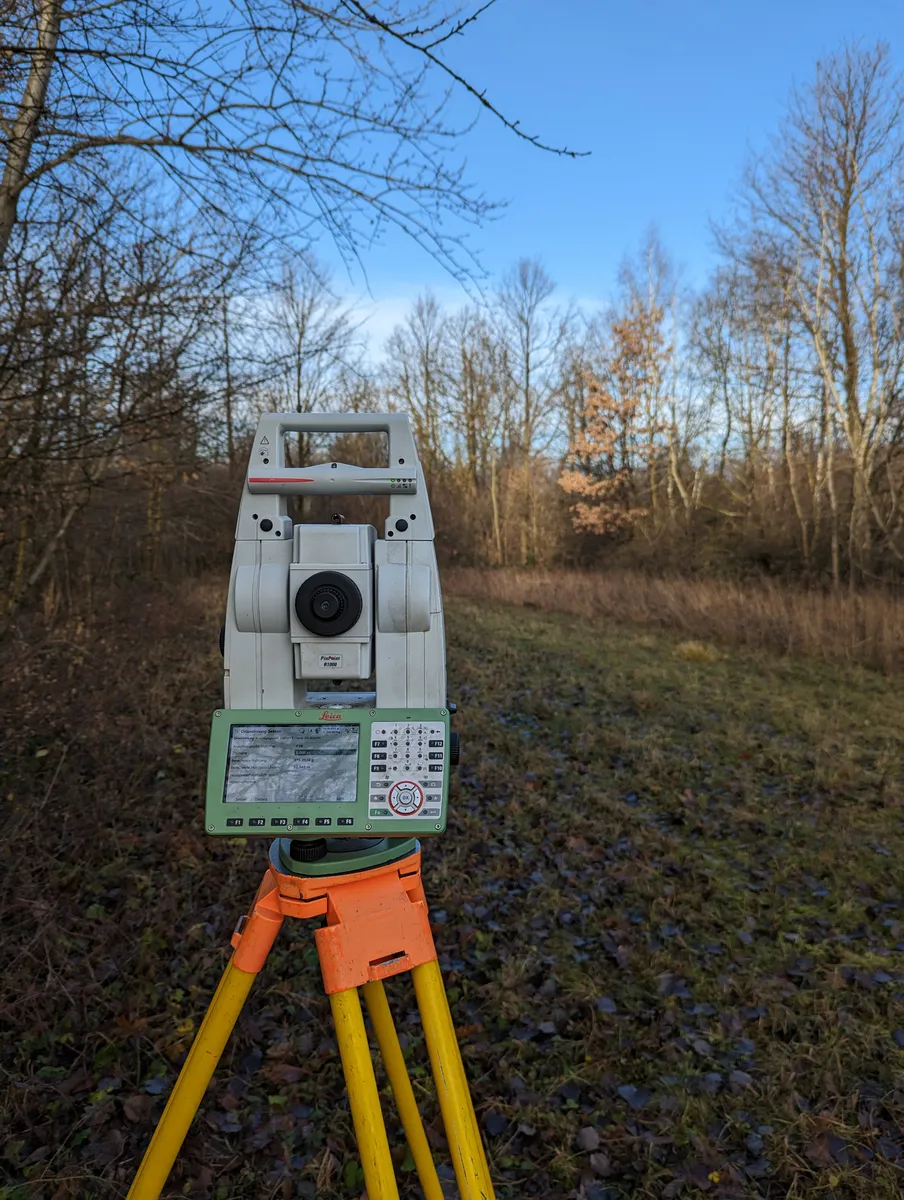 Totalstation im Winterwald